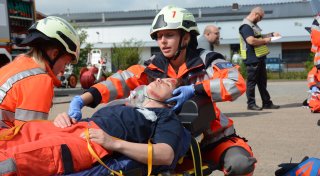 Filmreife Szenen in Bünde: Junge Notfallsanitäter üben Ernstfall unter maximalem Stress