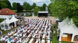 Mit vielen Fotos: So war das Weinfest im Bünder Steinmeisterpark