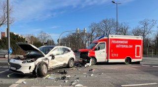 Mehrere Verletzte nach Unfall in Gütersloh: Rettungswagen kollidiert mit Ford