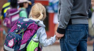 Grundschulzusagen in OWL: Warum viele Eltern monatelang warten müssen