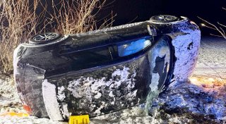 Hyundai schleudert bei Büren auf glatter Straße in den Grünstreifen