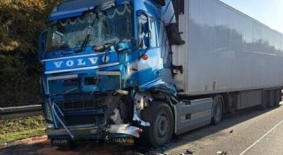 Vier Fahrzeuge verunglücken auf A44 bei Warburg