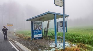 Bielefelder crasht mit seinem Auto in Bushaltestelle