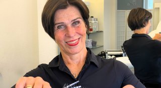 Nach 45 Jahren: Friseurmeisterin aus Oerlinghausen legt Schere und Kamm aus der Hand