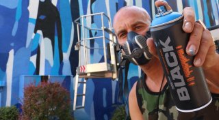 Wasserfall-Graffiti fließt über Hausfassade in der Paderborner Innenstadt