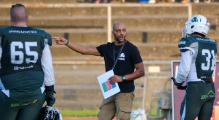 Trainer Bert Smith weist Bielefelder Footballern den Weg