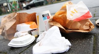 Höhere Preise für Pommes und Kaffee-to-go?: Verpackungssteuer-Debatte in Herford