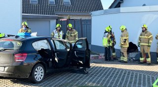 BMW prallt an Sander Straße in Paderborn-Elsen in eine Garagenwand