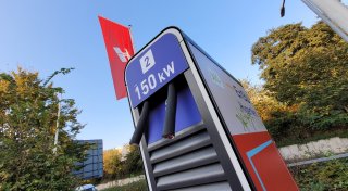 Dreiste Diebe im Kreis Herford: Etliche Ladekabel von Ladesäulen für E-Autos abgeschnitten