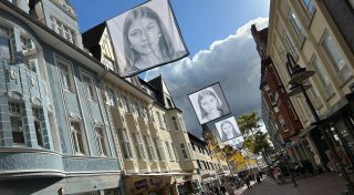 Hingucker in Güterslohs Innenstadt: Wer ist das Mädchen, das alle Blicke auf sich zieht?