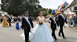 Schützenfest in Calenberg: Königin verzaubert in zartblauer Robe