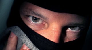 Mehrere Bilder zeigen die Täter: Polizei Bielefeld sucht Räuber mit Tattoo