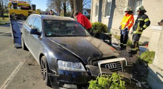 Audi kracht in Hauswand - Zwei Verletzte bei Unfall in Spenge