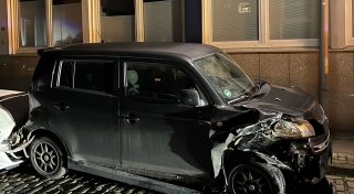 Autofahrer hinterlässt in der Bielefelder Innenstadt eine Spur der Verwüstung