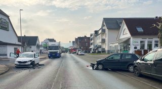 Vollsperrung der B83 nach Unfall beim Ausparken in Beverungen