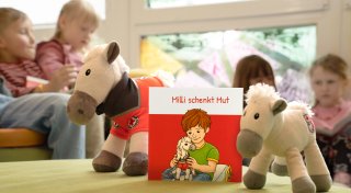Tröstepferdchen des DRK bekommt ein Buch aus Paderborn