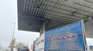 Tödlicher Auto-Brand an Gütersloher Tankstelle: Irritation um eingezäunte Zapfsäule
