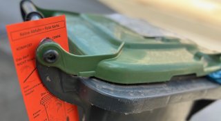Mülltonnen in Gütersloh bleiben an der Straße stehen: Das steckt dahinter