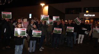 Bauprojekt-Gegner protestieren vor dem Leopoldshöher Rathaus