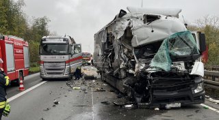Schwerer Auffahrunfall mit Lastzügen auf der A44 bei Bad Wünnenberg