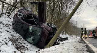 21-Jährige kommt in Bielefeld von der Straße ab: Auto landet im Graben