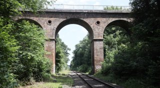 Matratzen sollen Gleisbett der Südbahn in Bad Oeynhausen beim Brückenabriss schützen