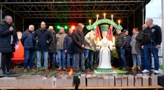 Nikolausmarkt trotzt dem Eröffnungs-Regen: Lichterengel ist der Hingucker in Hövelhof