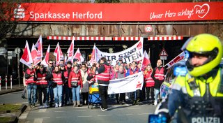Sparkassen-Warnstreik in Herford: Darum blieben einige Filialen in OWL am Dienstag dicht