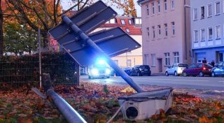 Autofahrerin rammt in Bielefeld Straßenlaterne und hinterlässt ein Trümmerfeld