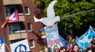 Friedenstaube-Demos: Tausende machen bei Ostermärschen mit