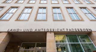 Prozess in Paderborn: Frau sticht im Wahn auf ihre Schwester ein