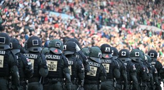 Weniger Verletzte in deutschen Fußballstadien - trotzdem Streit um härtere Maßnahmen