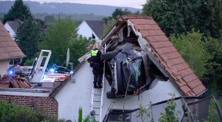 Auto erfasst Kind auf Trampolin und kracht in Scheunendach