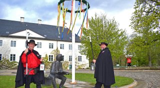 Mit Hellebarden, Mägden und Märchenfiguren auf Schloss Benkhausen in Espelkamp