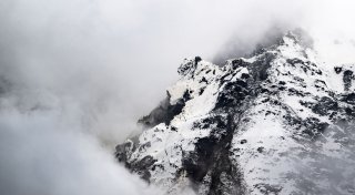 Schweizer Bergsturz bringt einen Gletscher stark unter Druck