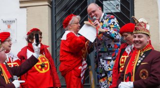 Bürgermeister entmachtet: Nieheimer Weiberkarneval beginnt mit Rathaussturm