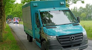 58-jähriger Transporterfahrer streift bei Delbrück einen Straßenbaum