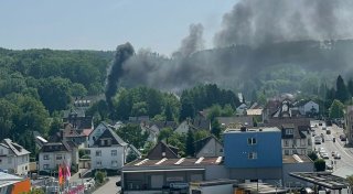 Rauchsäule über Bielefeld: Feuerwehr löscht Feuer nahe einer Kita