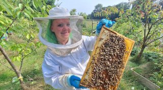 „Bienen beruhigen mich“: Bünderin erzählt von besonderer Leidenschaft fürs Imkern