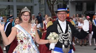 Großes Schützenfest am Wochenende: Königspaar in Beverungen über endende Regentschaft