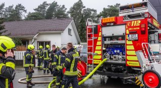 Brand in Wohnhaus im Kreis Gütersloh löst Großeinsatz aus - Kriminalpolizei ermittelt