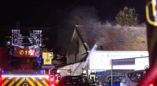 Mit Video: Nächtliches Feuer im Bielefelder Süden in einer Autowerkstatt