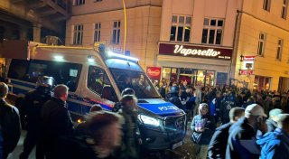 Friedliche Arminia-Fans feiern vor Kneipe - Berliner Polizei räumt dennoch