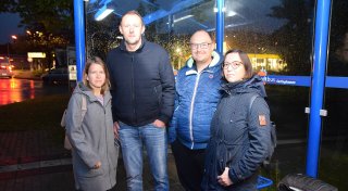 Schüler drängen sich in überfüllten Bussen