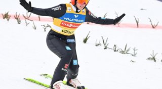 Skispringerin Schmid springt erneut auf das Podest