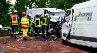 Transporter stoßen auf der L776 bei Salzkotten frontal zusammen