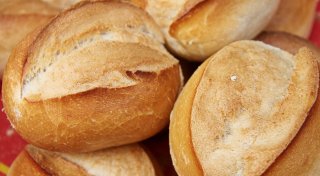Frische Brötchen am Feiertag: Wann die Bäcker im Bünder Land geöffnet haben