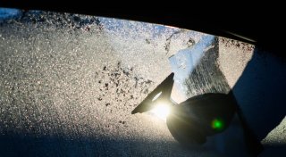 96-Jährige schwer verletzt: Spenger fährt mit eingefrorenen Scheiben los