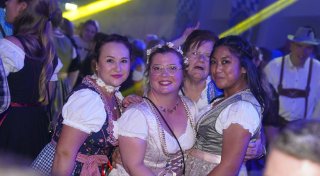 Mit vielen Fotos: Bayerische Gaudi mit Feuerwehrflair beim Oktoberfest in Hiddenhausen