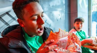 Neueröffnung in Bielefeld: Krispy Kebab verteilt 100 Döner gratis